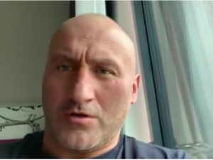 „Dziewczyny chcą, abyś wypie***lał… Damy.” Najman kpi z protestujących i pisze do Hołowni