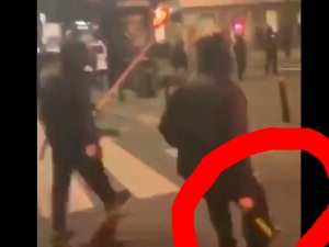 [video] Lewaccy bojówkarze z młotkami w rękach?