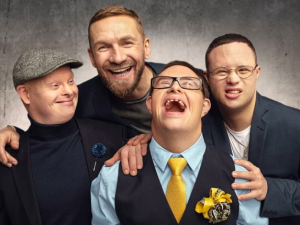 „Hipokryta z TVN-u”. Przed kamerami był przyjacielem chorych na zespół Downa, a teraz protestuje