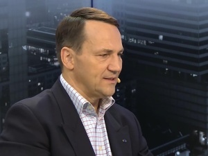 Sikorski: Uprzejmie informuję, że w dniu dzisiejszym wspominam moich zmarłych, a nie świętych KK. Odpowiada mu ksiądz