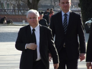 Prezes PiS pojawił się na cmentarzu mimo zakazu? To fake news, a zdjęcie pochodzi z 2011 roku