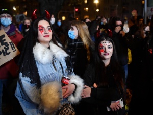 Wszystkie skrzepy wyszły, wszystko poszło.... Szokujące nagranie z protestów