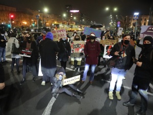Kilkuset demonstrantów Strajku Kobiet blokowało przejazdy, a potem przeszło pod Sejm 