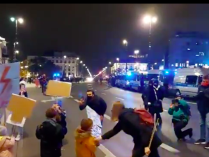 [video] Dzieci z transparentami aborcjonistów, a opiekunowie strzelają fotki. Co na to RPD?