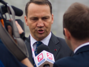 Wygrywa Trump, ale prezydentem zostanie Biden. Sikorski ma teorię, bo... tak powiedział mu kolega ze studiów
