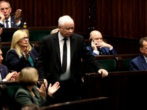 [SONDAŻ] Przewaga PiS nad KO spada. Pięć partii w Sejmie