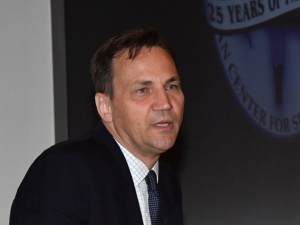 Sikorski publikuje wpis z przerobioną flagą USA i ośmioma gwiazdkami. „Wstyd mi za niego”