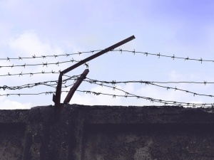 Zabił ojca metalowym prętem, usiłował zabić matkę i brata. Sąd skazał go na... 12 lat więzienia