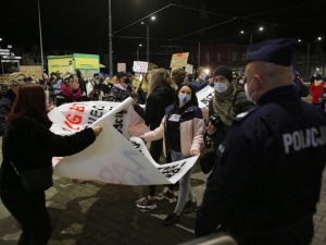 Kolejne protesty aborcjonistów. Ok. 100 osób na Placu Defilad otoczyła policja