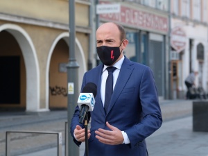 Dajcie nam pracować. Nawet w niedzielę możemy przyjechać. Borys Budka domaga się zwołania na poniedziałek posiedzenia Sejmu