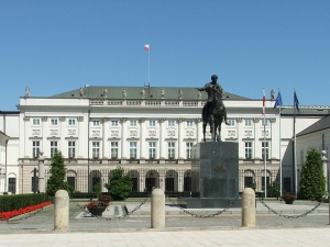 [Katolicka?] Wiez.pl o wojnie pod krzyżem w 2010 r.: Młodzi sprzeciwiali się silnej obecności Kościoła...