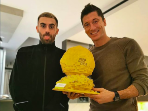 To zdjęcie podbija Instagram. Lewandowski ze Złotą Piłką od Quebonafide