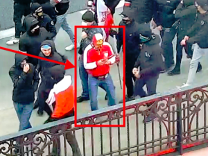 Rzucił racą i podpalił mieszkanie. Policja opublikowała wizerunek mężczyzny