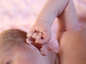 Wlk. Brytania: Pielęgniarka oskarżona o zabicie 8 noworodków i usiłowanie morderstwa 10 kolejnych