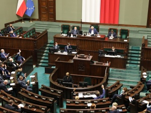 [SONDAŻ] PiS odrabia straty. Konfederacja poza Sejmem