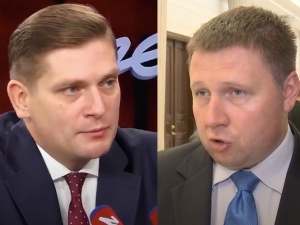 „To wy sprowokowaliście tych pseudokibiców”. Spięcie na linii Kownacki-Kierwiński