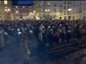 [video] Poruszające. Tłumy francuskich katolików modlą się o przywrócenie mszy 