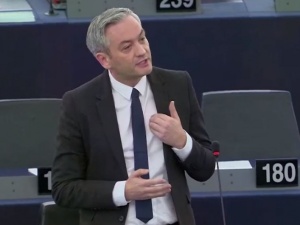 Jeśli Kaczyński się nie opamięta.... Biedroń przerażony ewentualnym wetem Polski ws. budżetu UE