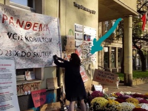 Gdańsk: Biuro posła PiS obklejono wulgaryzmami. Nie przeszkadza to Dulkiewicz, bo też się tam podpisała
