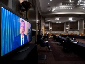 Szefowie Facebooka i Twittera tłumaczyli się w senacie USA z cenzury w socjalmediach. Było ostro