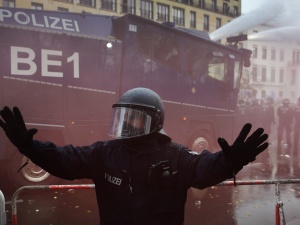 [video] Praworządność w Niemczech. Policja armatkami wodnymi rozpędziła demonstrujących