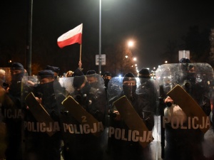 Warszawa: Policja zablokowała przemarsz i wzywa protestujących do rozejścia się
