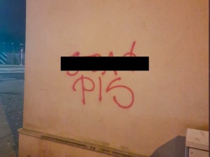 Gdańsk: PiS prosił o usunięcie napisu ze ściany Urzędu Miasta. Gdański magistrat go… zakleił