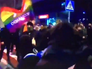 Przepychanie, szarpanie, uderzanie drzewcem od flagi, gaz. Policja publikuje kolejne nagrania ze Strajku Kobiet