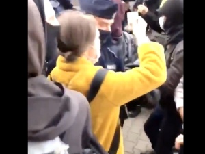 [video] Jachira popycha policjantów wymachując legitymacją poselską?