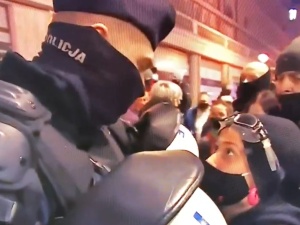 Potrafisz tylko służyć psie!. Feministka obraża. Odpowiedź policjanta podbija sieć