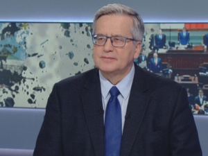 Bronisław Komorowski przewożony karetką do szpitala w Warszawie. Jest zakażony koronawirusem