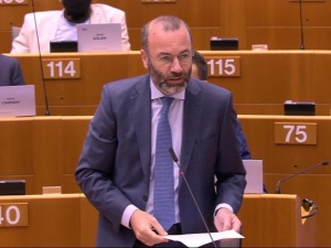 „Nielegalny organ atakuje krytycznych wobec rządu sędziów”. Weber pisze o Polsce