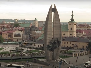 Strajk Kobiet broni Pomnika Czynu Rewolucyjnego w Rzeszowie, bo... kojarzy się z żeńskimi narządami płciowymi