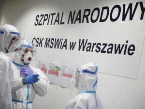 Wystąpiłem w propagandowym kabarecie.  Dziennikarz Polityki publikuje relację lekarza pracującego na Stadionie Narodowym