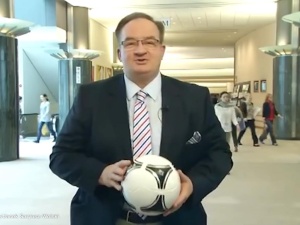 Saryusz-Wolski: Chcą nam narzucić przymusową relokację imigrantów. O to też chodzi w polskim wecie