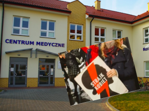 Szokujący widok! Centrum Medyczne z naklejonymi plakatami Strajku Kobiet na oknach