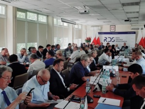 Organizacje zasiadające w RDS chcą zniesienia ograniczenia handlu w niedzielę. S: To nieludzkie!