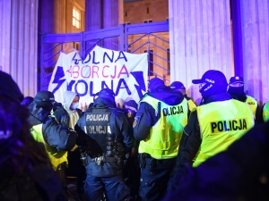 Cios za ciosem i tak do Sylwestra, a potem wymarzona Polska bez PiS-u. Feministki znowu na ulicach