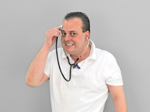 Pomocy lekarskiej wymaga osoba, która przykleiła sobie dłoń do bramy MEN. Internauci: Psychiatrycznej?