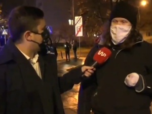 [video] Jest wywiad z kobietą, która przykleiła się do bramy MEN. Jak się okazuje jest dorosła