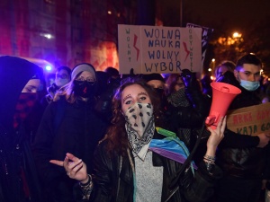 [Wideo] Uczestnicy protestu zaatakowali policję. Wszystkiemu przyglądają się posłowie KO 