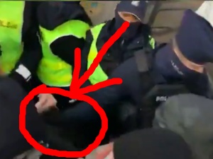 [video] OKO.Press publikuje film w obronie fotoreporterki, na którym widać jak ta.. wierzga w stronę policjanta?