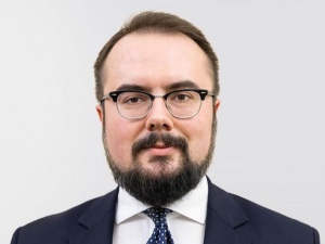 OKO.press przypadkiem dostarczyło mocnego dowodu. Wiceszef MSZ o nagraniu w obronie fotoreporterki
