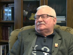 Wałęsa zagrzewa do rewolucji? Zamieszcza grafikę z koktajlem Mołotowa i... 
