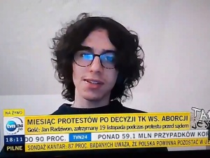 [video] Patriotyzm jest absolutnie rzeczą złą”. 17-latek ze Strajku Kobiet szokuje w TVN24