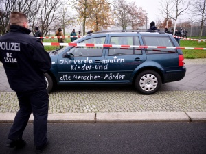 [Pilne] Samochód wjechał w bramę urzędu Angeli Merkel. Na aucie napis