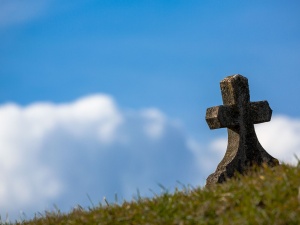 Następnym krokiem może być żądanie usunięcia krzyży z grobów na cmentarzach komunalnych