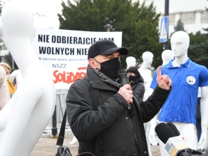Protest Solidarności przed Sejmem przeciwko handlowi w niedziele. Policja spisała uczestników