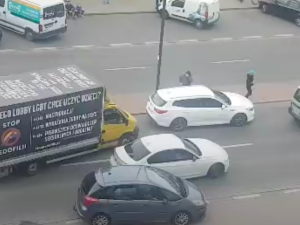 Warszawa: Awantura na ul. Puławskiej. Kierowcy blokują przejazd antyaborcyjnej furgonetki