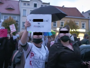 Dzbany roku. Internauci szydzą z wydawnictwa PWN w związku z ocenzurowaniem słowa Julka